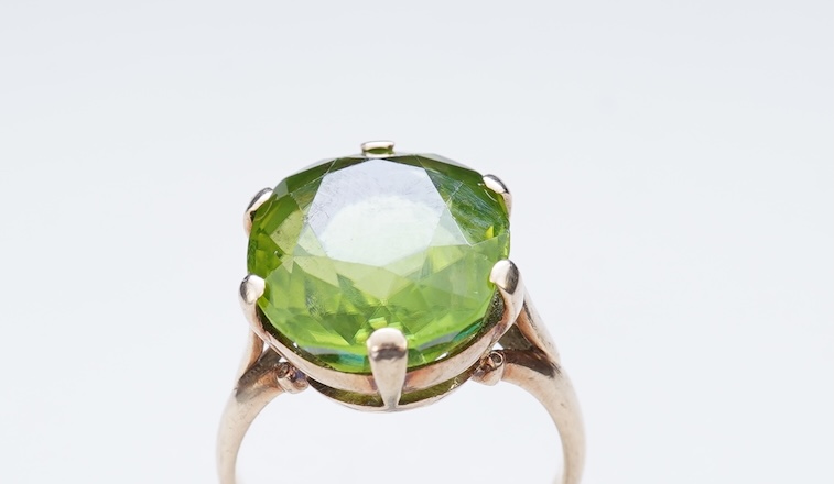 A peridot ring, early 20th century